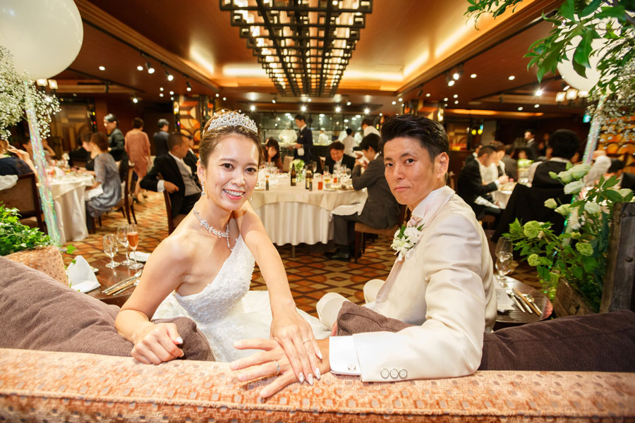 結婚式で幸せそうな二人のスナップ写真