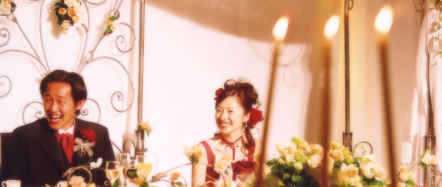 披露宴の写真。高砂の新郎新婦。