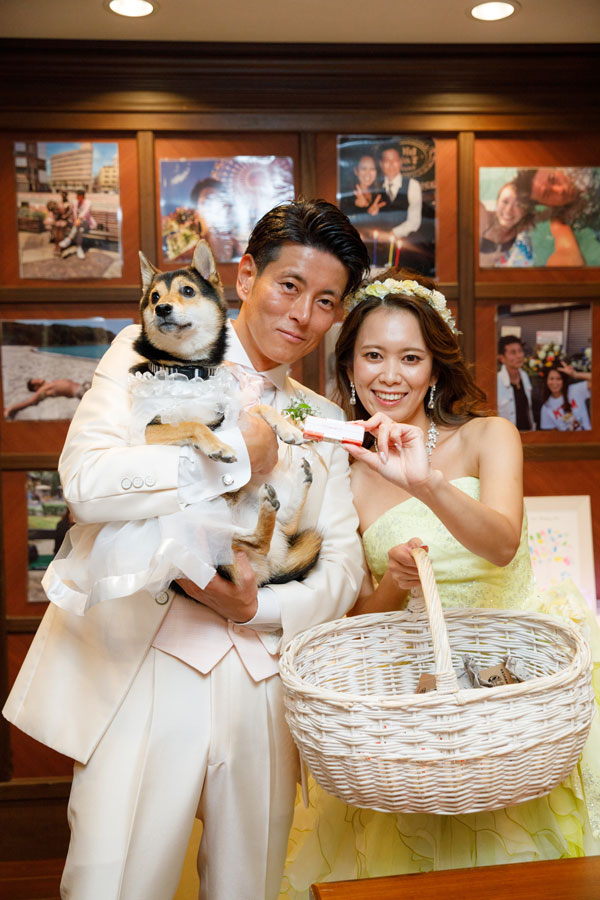 結婚式の終わりの二人のスナップ写真