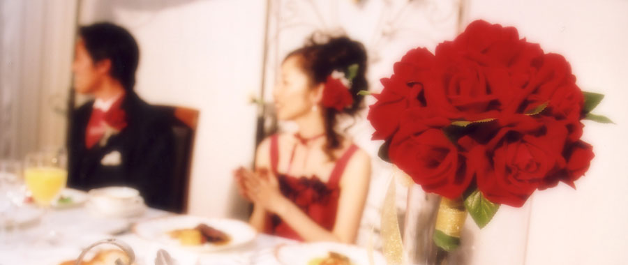 結婚式での嬉しそうな二人の写真